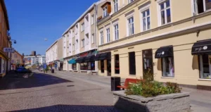 Image of buildings and a street in Oskarshamn