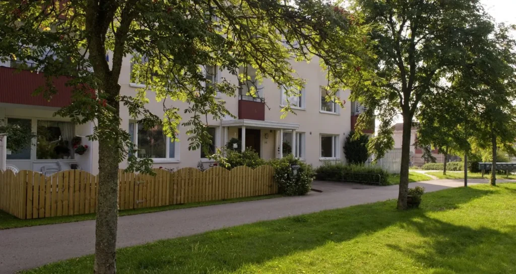 Image of trees and an apartment building in Sommen